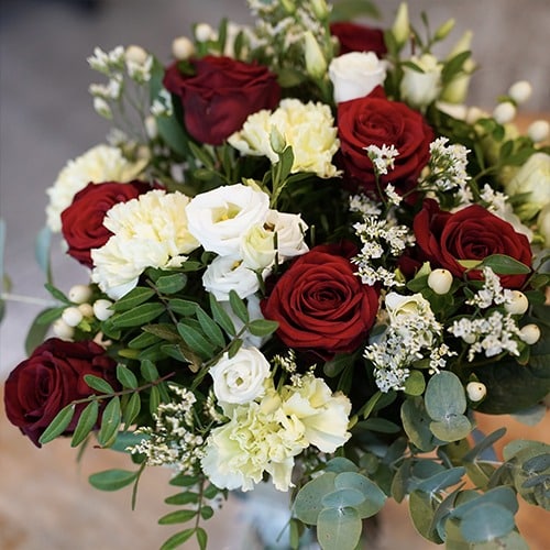 Nos bouquets de fleurs sont conçus avec soin, en utilisant des fleurs fraîches et des créations florales uniques pour chaque occasion. Livraison de fleurs sur Mons et Environs : Profitez de notre service de livraison fiable pour faire parvenir vos messages fleuris à vos proches en un rien de temps. Large Sélection pour Toutes les Circonstances : Que ce soit pour un anniversaire, une naissance, un mariage ou tout simplement pour égayer votre journée, notre collection variée de bouquets saura répondre à toutes vos attentes. Chaque bouquet est accompagné d'une carte personnalisable, permettant d'ajouter une touche personnelle à votre cadeau floral. Commandez Facilement en Ligne pour une Expérience sans Souci ! Notre plateforme en ligne conviviale vous permet de parcourir notre catalogue, de sélectionner le bouquet parfait et de passer votre commande en quelques clics. Faites l'expérience d'un processus de commande sans tracas avec [Votre Nom de Fleurs]. Service de Livraison à Mons, La Louvière, Jemappes, Frameries, Flénu, : Nous desservons non seulement Mons, mais également les zones environnantes, assurant une couverture étendue pour vos besoins floraux.