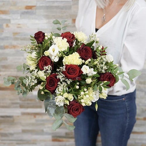 Nos bouquets de fleurs sont conçus avec soin, en utilisant des fleurs fraîches et des créations florales uniques pour chaque occasion. Livraison de fleurs sur Mons et Environs : Profitez de notre service de livraison fiable pour faire parvenir vos messages fleuris à vos proches en un rien de temps. Large Sélection pour Toutes les Circonstances : Que ce soit pour un anniversaire, une naissance, un mariage ou tout simplement pour égayer votre journée, notre collection variée de bouquets saura répondre à toutes vos attentes. Chaque bouquet est accompagné d'une carte personnalisable, permettant d'ajouter une touche personnelle à votre cadeau floral. Commandez Facilement en Ligne pour une Expérience sans Souci ! Notre plateforme en ligne conviviale vous permet de parcourir notre catalogue, de sélectionner le bouquet parfait et de passer votre commande en quelques clics. Faites l'expérience d'un processus de commande sans tracas avec [Votre Nom de Fleurs]. Service de Livraison à Mons, La Louvière, Jemappes, Frameries, Flénu, : Nous desservons non seulement Mons, mais également les zones environnantes, assurant une couverture étendue pour vos besoins floraux.